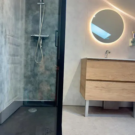 Your In A Modern And Warm Two-room Apartamento Louer